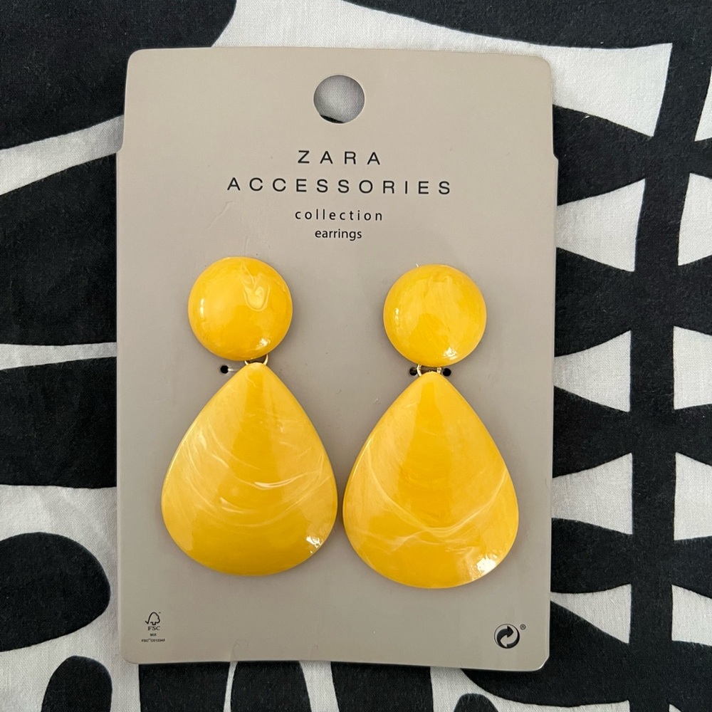 ZARA NWT Statement Vibrant Yellow Drop Earrings with marble effect.